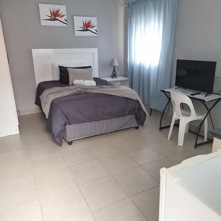 Stay At Home Airport Lodge Kempton Park Esterno foto