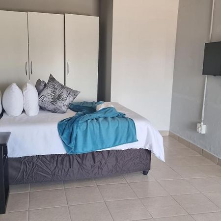 Stay At Home Airport Lodge Kempton Park Esterno foto