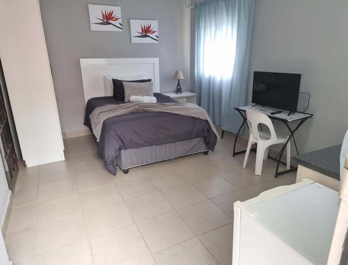 Stay At Home Airport Lodge Kempton Park Esterno foto