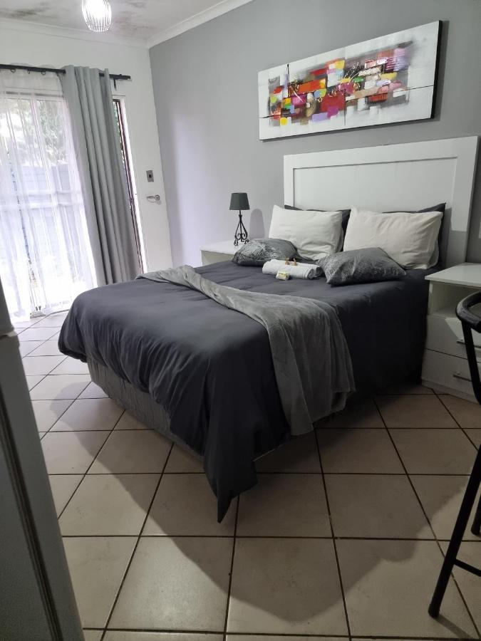 Stay At Home Airport Lodge Kempton Park Esterno foto