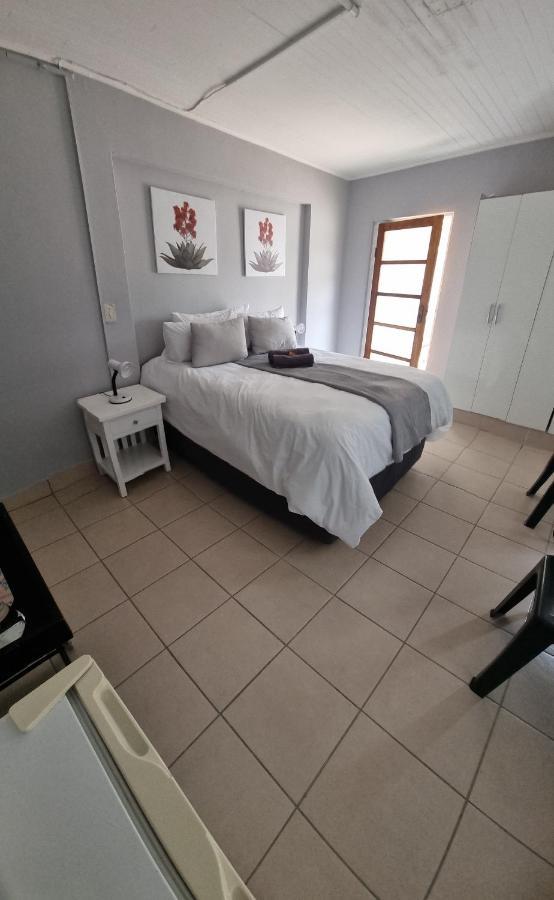 Stay At Home Airport Lodge Kempton Park Esterno foto