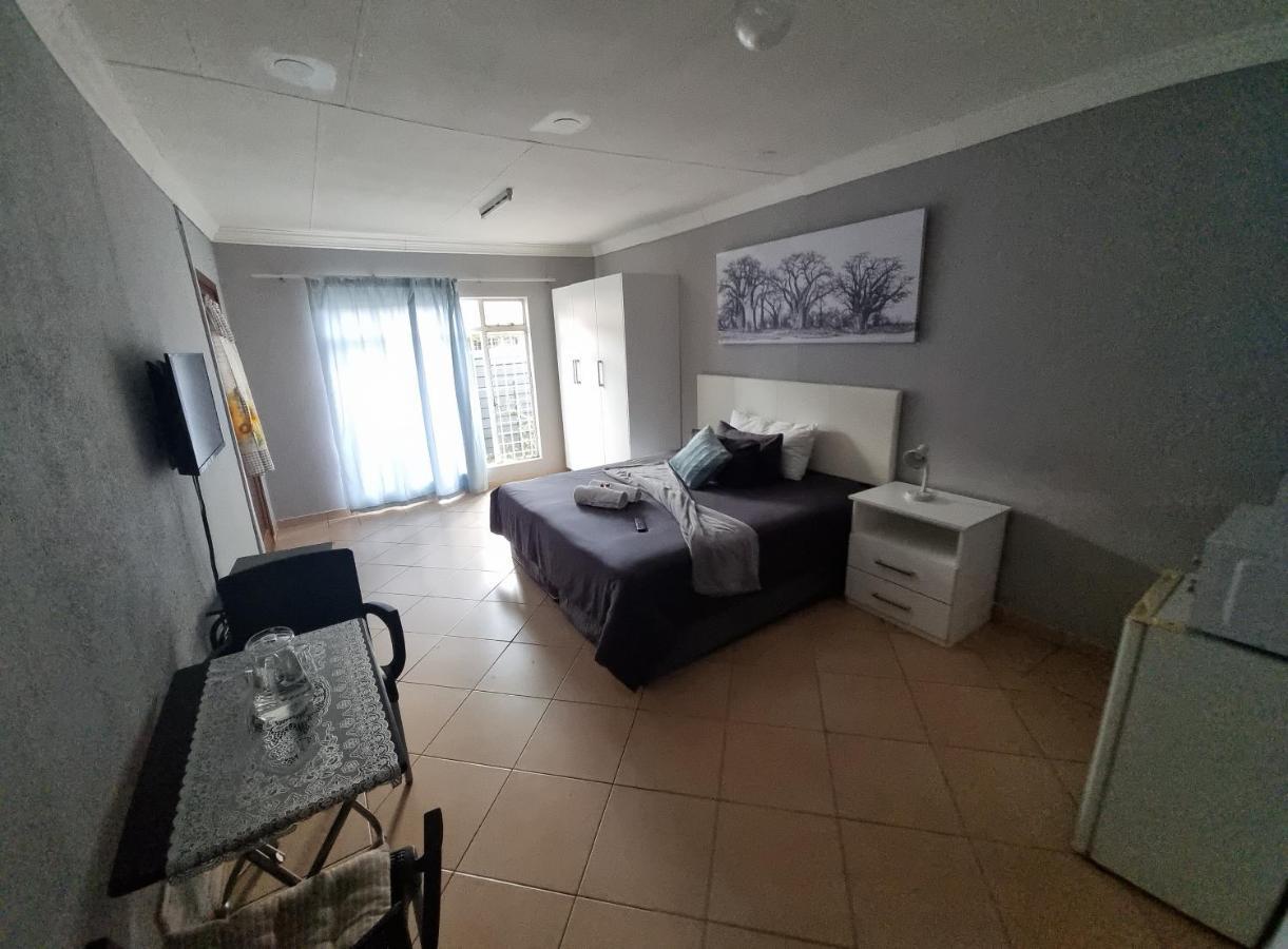 Stay At Home Airport Lodge Kempton Park Esterno foto