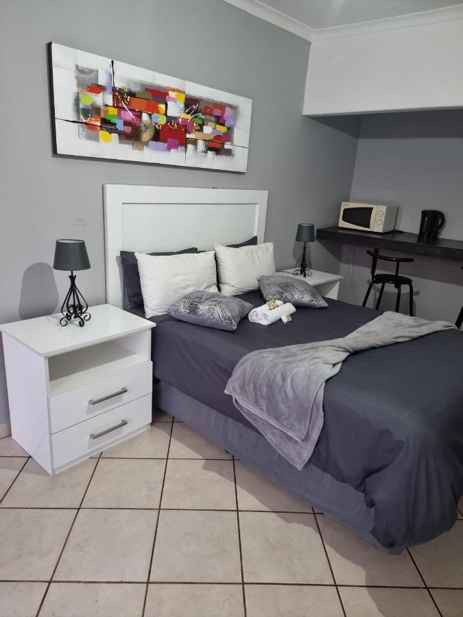 Stay At Home Airport Lodge Kempton Park Esterno foto