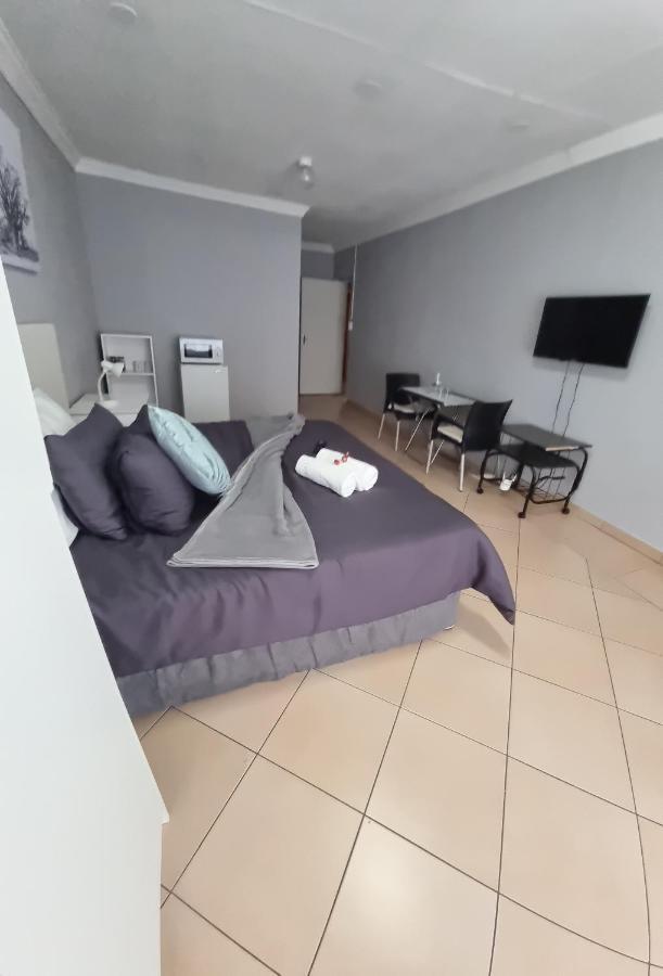 Stay At Home Airport Lodge Kempton Park Esterno foto