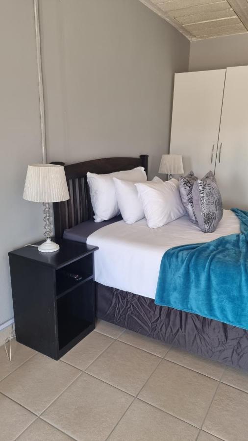 Stay At Home Airport Lodge Kempton Park Esterno foto