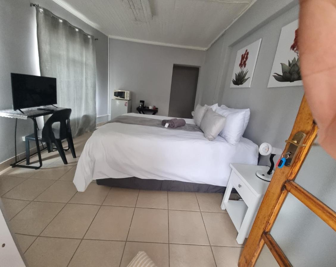 Stay At Home Airport Lodge Kempton Park Esterno foto