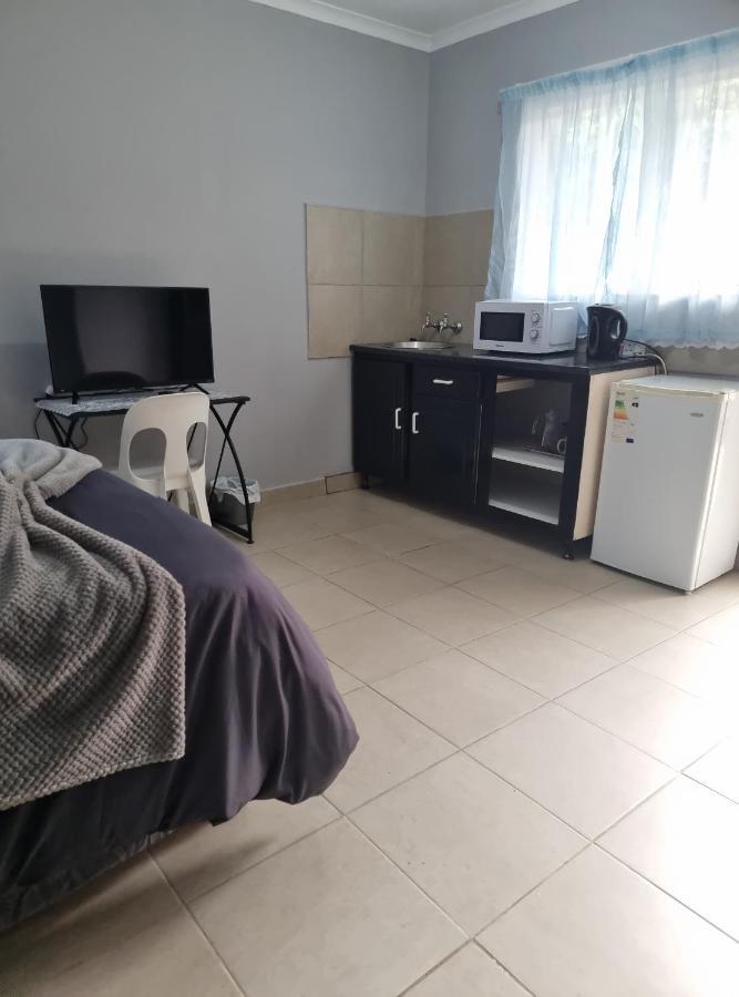 Stay At Home Airport Lodge Kempton Park Esterno foto