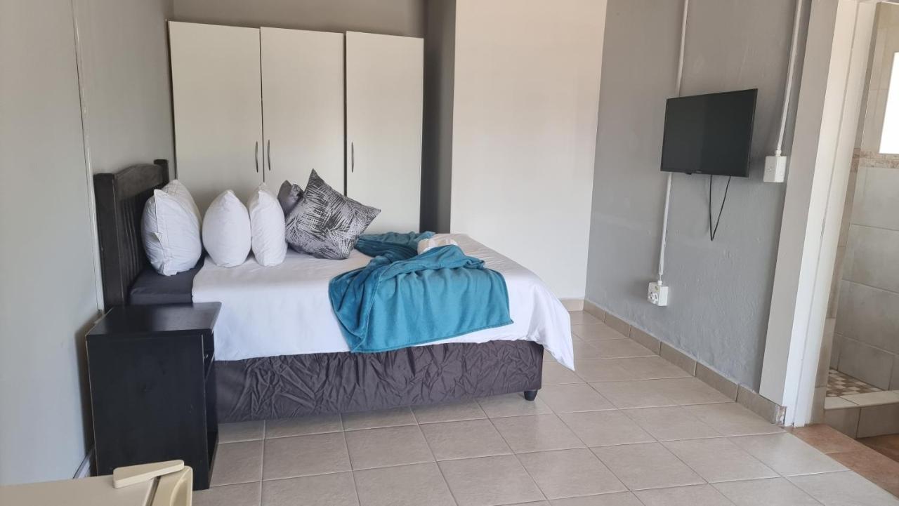 Stay At Home Airport Lodge Kempton Park Esterno foto
