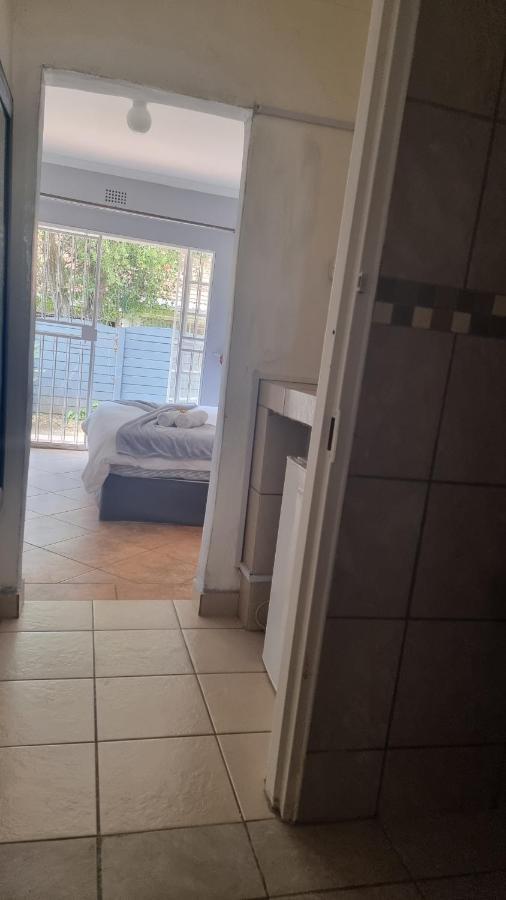 Stay At Home Airport Lodge Kempton Park Esterno foto