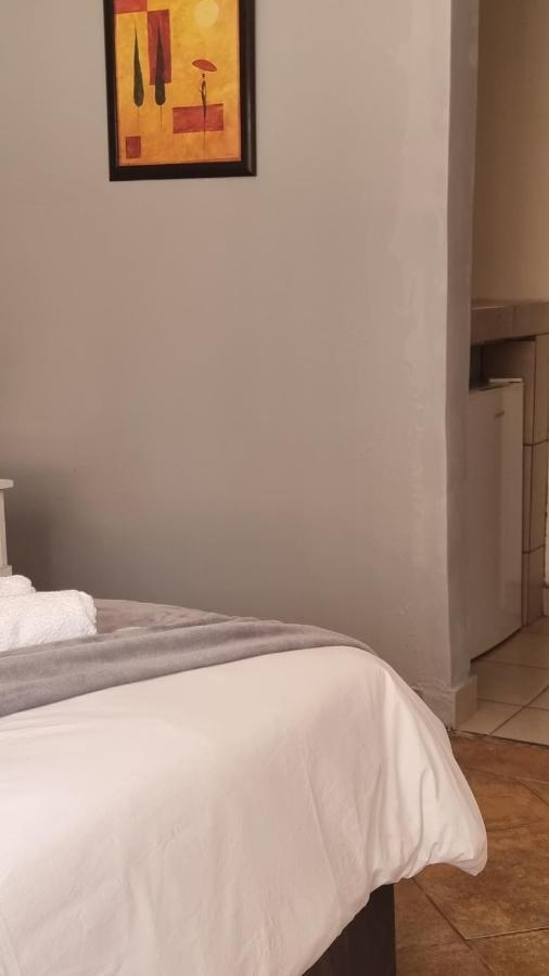 Stay At Home Airport Lodge Kempton Park Esterno foto