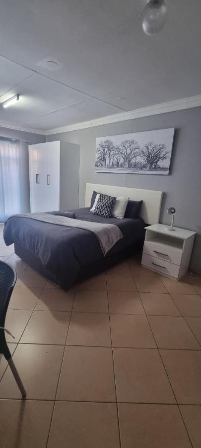 Stay At Home Airport Lodge Kempton Park Esterno foto