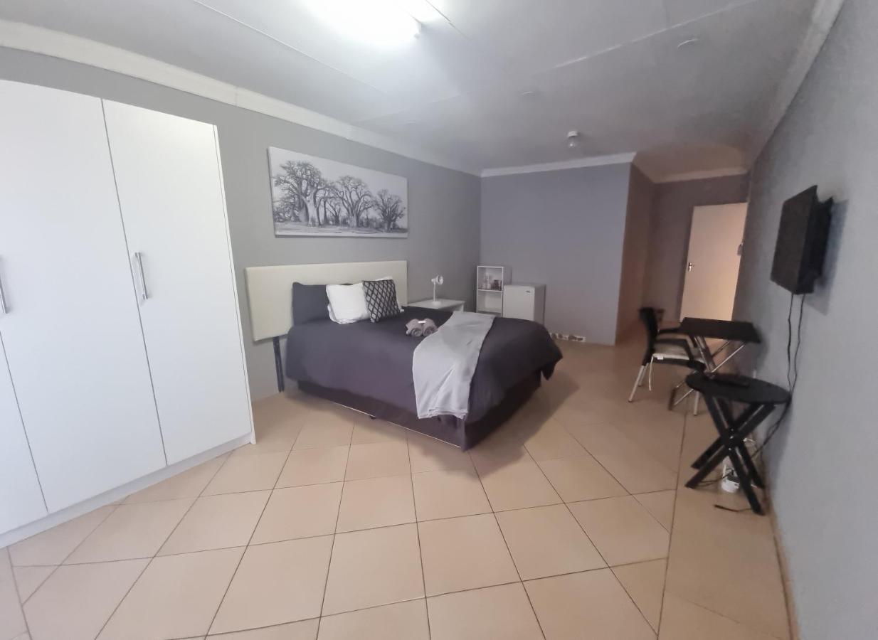 Stay At Home Airport Lodge Kempton Park Esterno foto