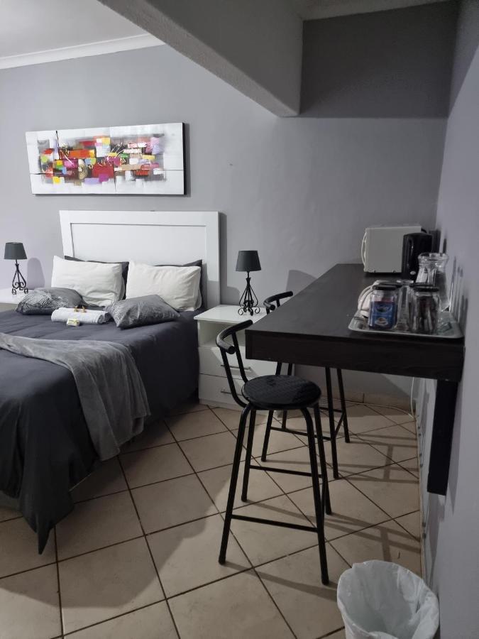 Stay At Home Airport Lodge Kempton Park Esterno foto